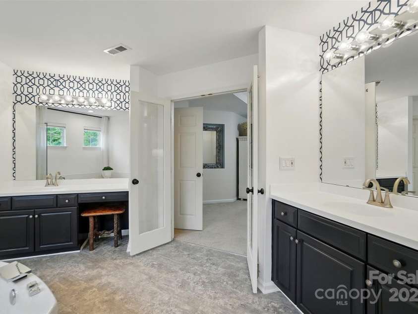 21300 Crown Lake Drive, Cornelius, NC 28031.  MLS# CAR4251104, YatesRealty ID 13348. 