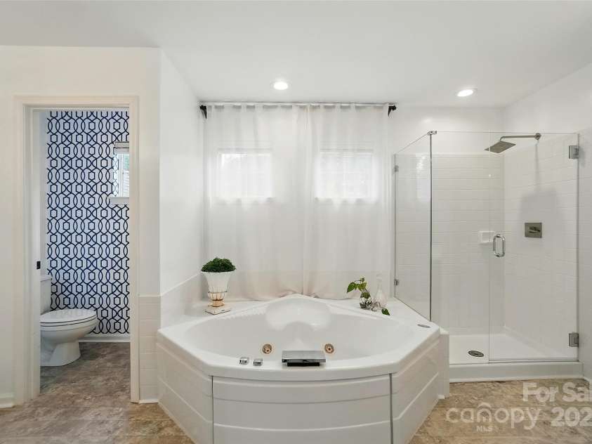 21300 Crown Lake Drive, Cornelius, NC 28031.  MLS# CAR4251104, YatesRealty ID 13348. 