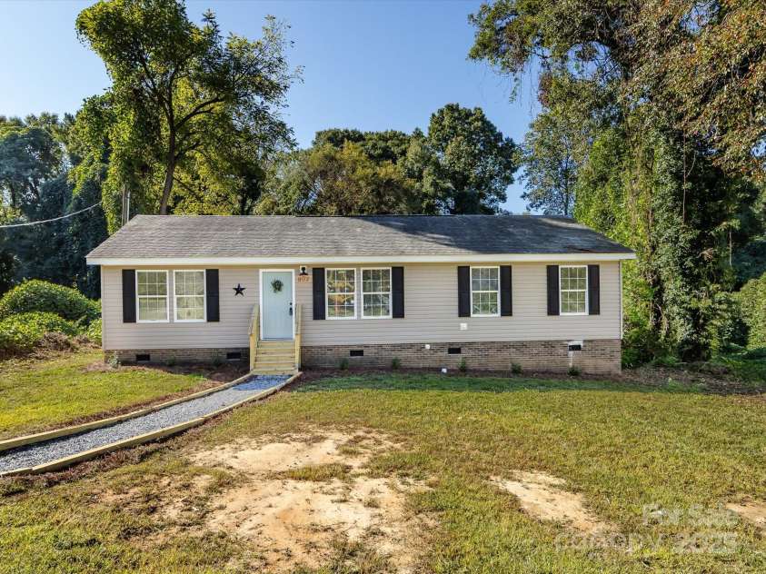 907 4th Avenue, Gastonia, NC 28054.  MLS# CAR4306590, YatesRealty ID 13349. 