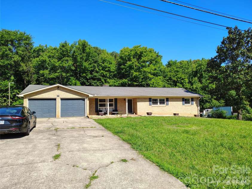 213 Lakeview Drive, Harrisburg, NC 28075.  MLS# CAR4397763, YatesRealty ID 13351. 