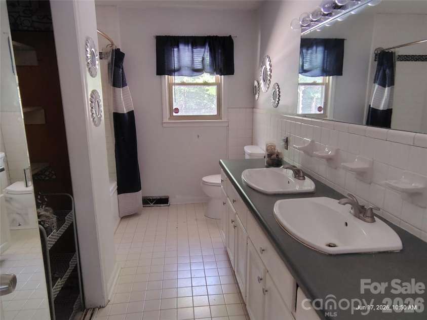 213 Lakeview Drive, Harrisburg, NC 28075.  MLS# CAR4397763, YatesRealty ID 13351. 