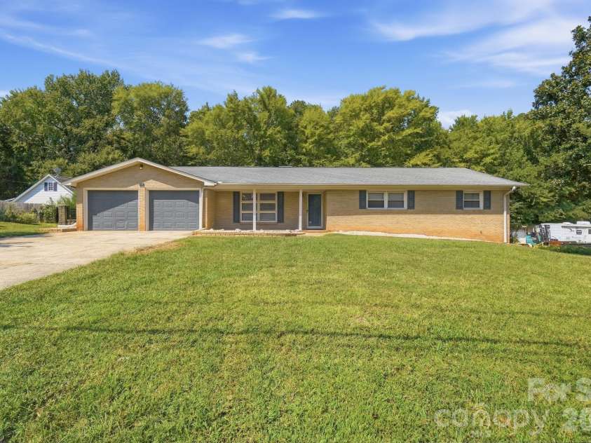 213 Lakeview Drive, Harrisburg, NC 28075.  MLS# CAR4426223, YatesRealty ID 13351. 