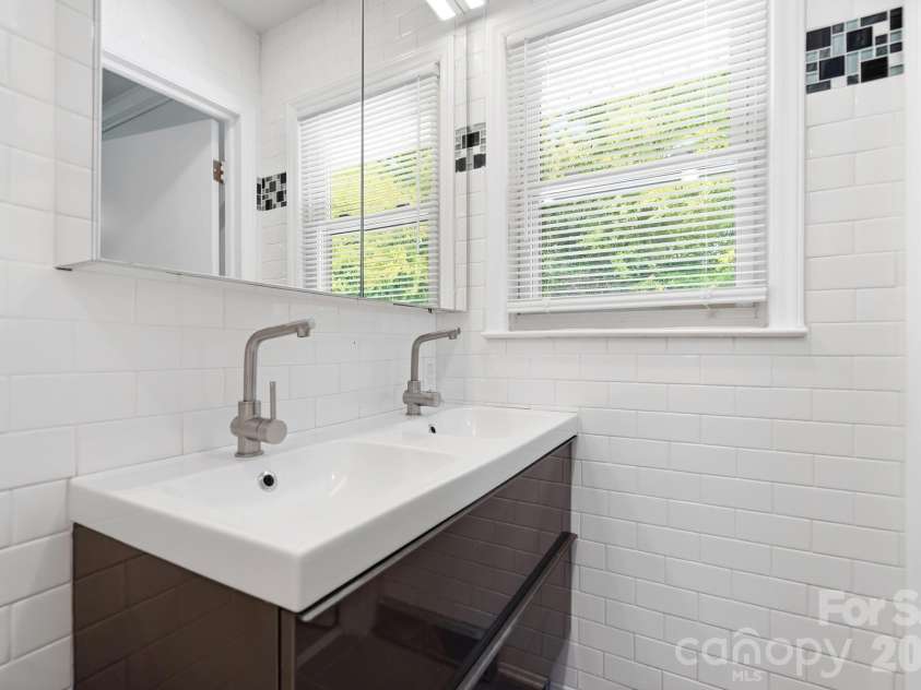 213 Lakeview Drive, Harrisburg, NC 28075.  MLS# CAR4426223, YatesRealty ID 13351. Primary Full Bath