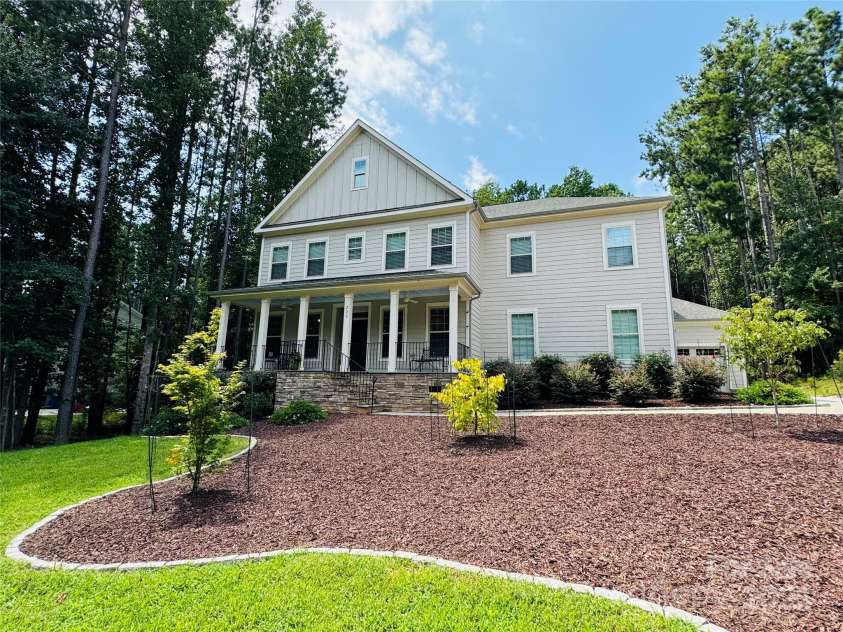 220 Kenway Loop, Mooresville, NC 28117.  MLS# CAR4231089, YatesRealty ID 13351. Farmhouse Style Home on Lake Norman Cove - 4 BDR / LARGE BONUS / Guest BDR Down / 3 Car Garage