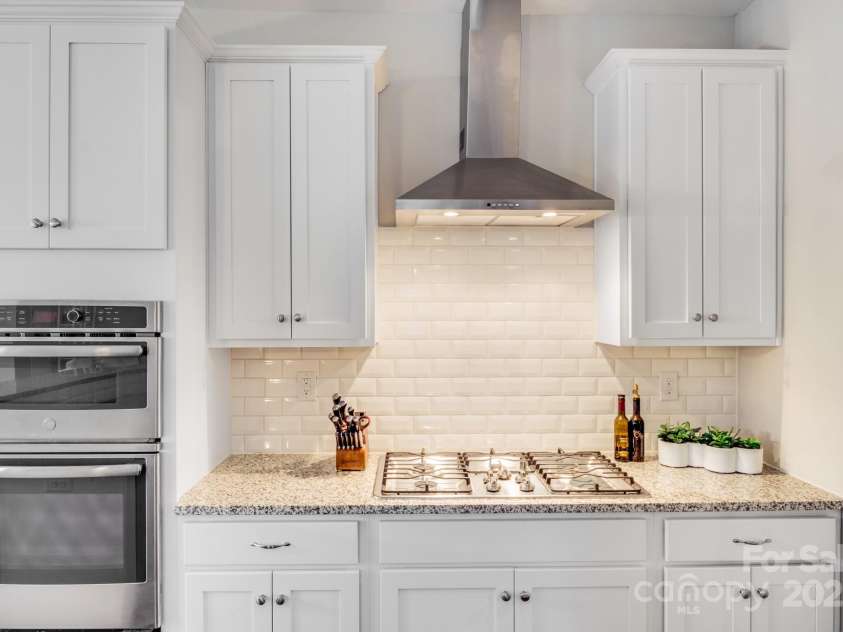220 Kenway Loop, Mooresville, NC 28117.  MLS# CAR4231089, YatesRealty ID 13351. Gas stove, overhead fan, microwave and oven