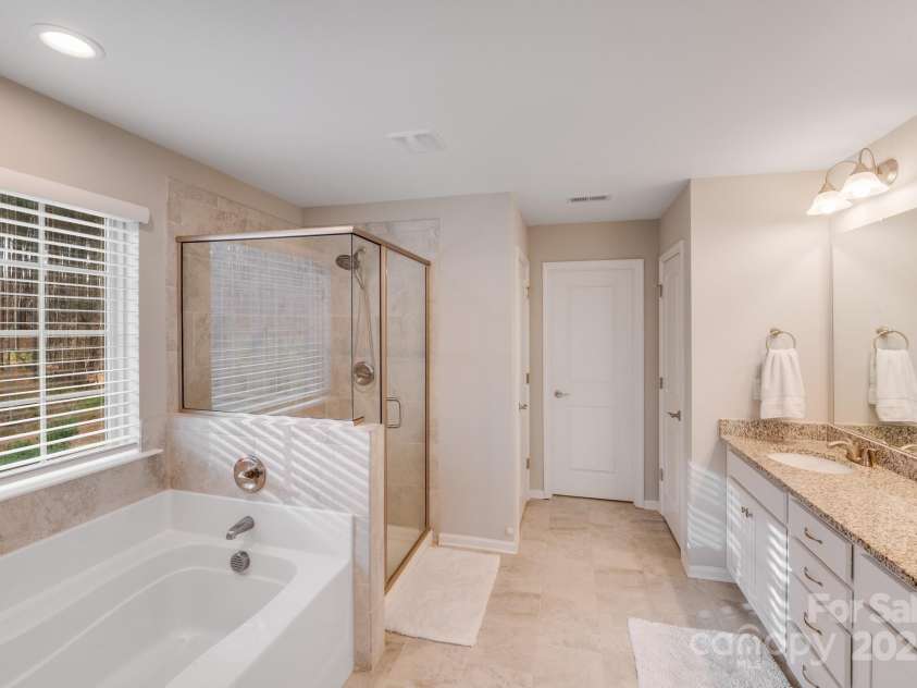 220 Kenway Loop, Mooresville, NC 28117.  MLS# CAR4231089, YatesRealty ID 13351. Spacious Owners Bath with natural light abounding
