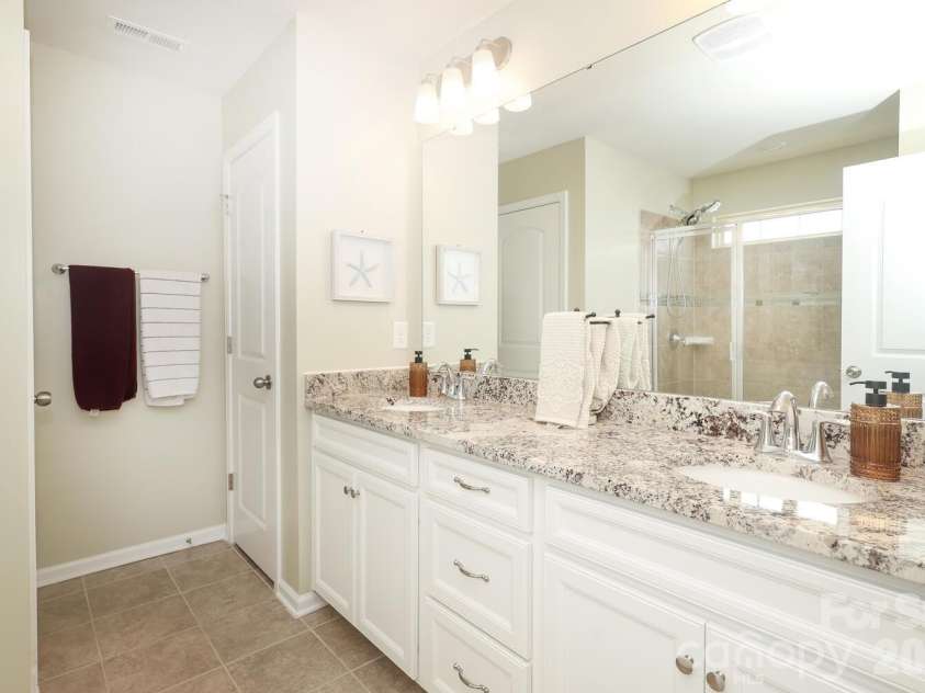 17417 Snug Harbor Drive, Charlotte, NC 28278.  MLS# CAR4345334, YatesRealty ID 13352. 