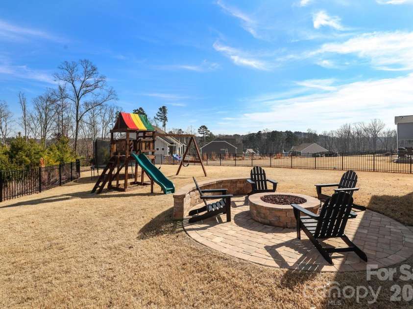 17417 Snug Harbor Drive, Charlotte, NC 28278.  MLS# CAR4345334, YatesRealty ID 13352. 