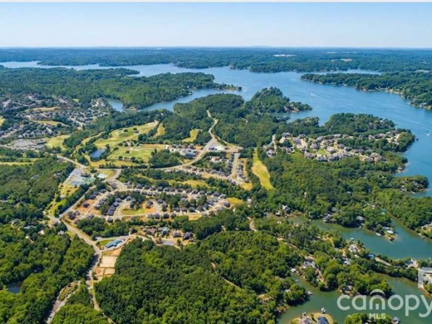 17417 Snug Harbor Drive, Charlotte, NC 28278.  MLS# CAR4345334, YatesRealty ID 13352. 