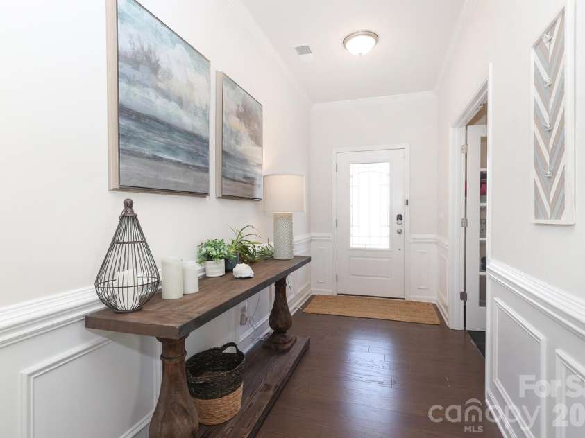 17417 Snug Harbor Drive, Charlotte, NC 28278.  MLS# CAR4345334, YatesRealty ID 13352. Foyer
