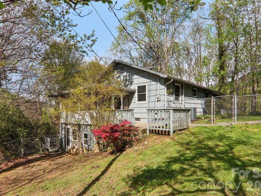 74 Link Circle, Maggie Valley, NC 28751.  MLS# CAR4369543, YatesRealty ID 13353. 