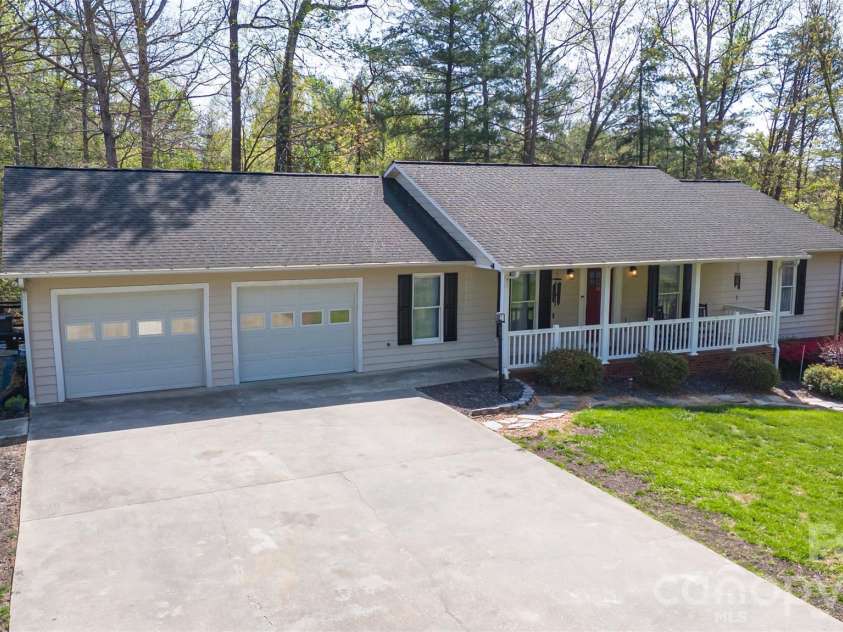 100 Horse Shoe Lane, Morganton, NC 28655.  MLS# CAR4365783, YatesRealty ID 13361. 