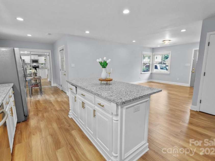 4009 Dunwoody Drive, Charlotte, NC 28215.  MLS# CAR4248551, YatesRealty ID 13361. 