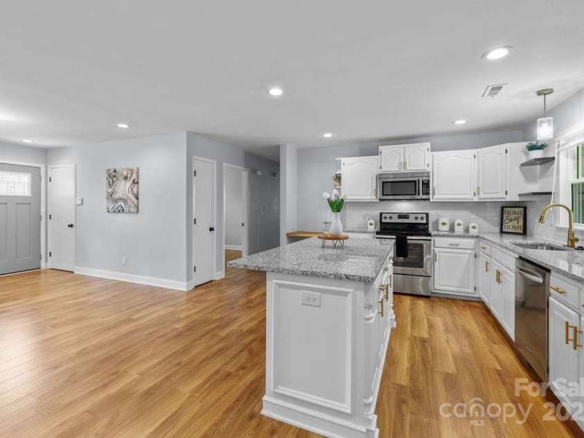 4009 Dunwoody Drive, Charlotte, NC 28215.  MLS# CAR4248551, YatesRealty ID 13361. 