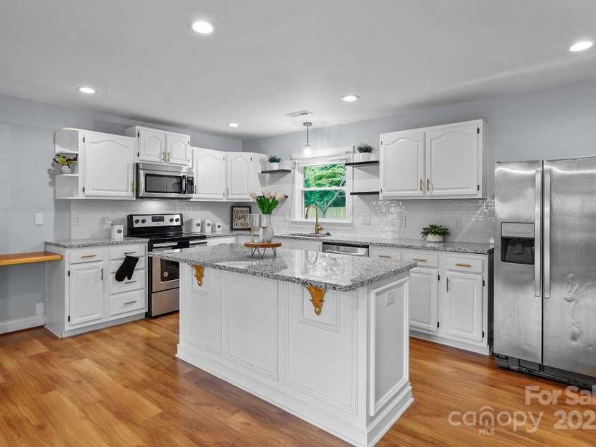4009 Dunwoody Drive, Charlotte, NC 28215.  MLS# CAR4248551, YatesRealty ID 13361. 