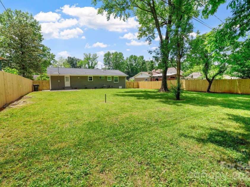 4009 Dunwoody Drive, Charlotte, NC 28215.  MLS# CAR4248551, YatesRealty ID 13361. 