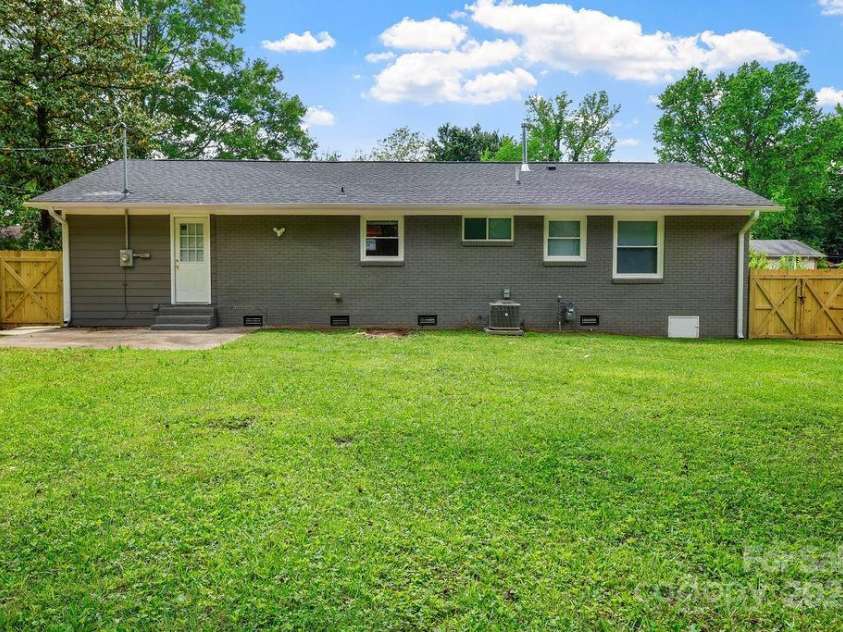 4009 Dunwoody Drive, Charlotte, NC 28215.  MLS# CAR4248551, YatesRealty ID 13361. 