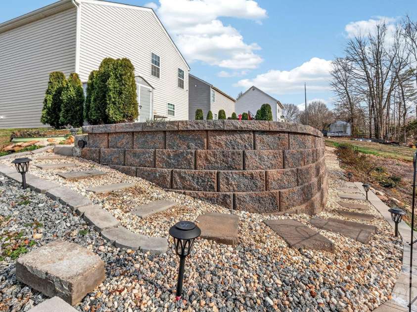 405 Bennington Drive, Stanley, NC 28164.  MLS# CAR4354459, YatesRealty ID 13362. 