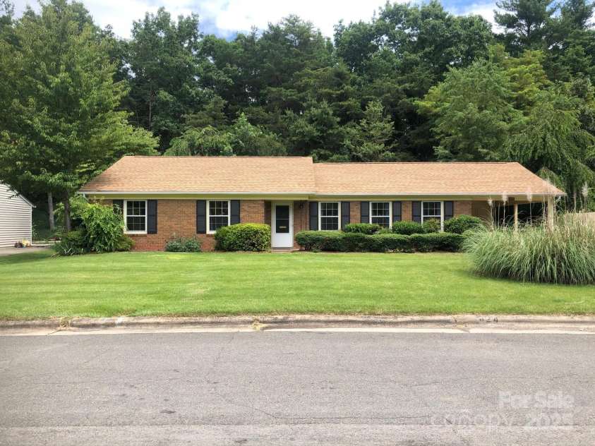 424 Creekside Drive, Asheville, NC 28804.  MLS# CAR4259883, YatesRealty ID 13362. 