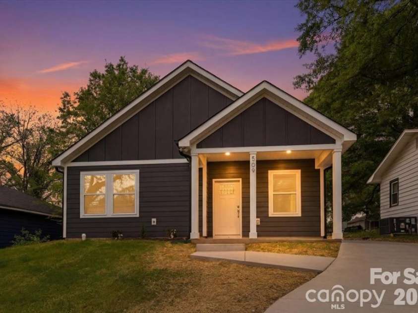 509 Carolina Avenue, Shelby, NC 28150.  MLS# CAR4417929, YatesRealty ID 13365. 