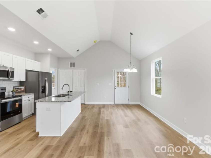509 Carolina Avenue, Shelby, NC 28150.  MLS# CAR4417929, YatesRealty ID 13365. Granite Countertops