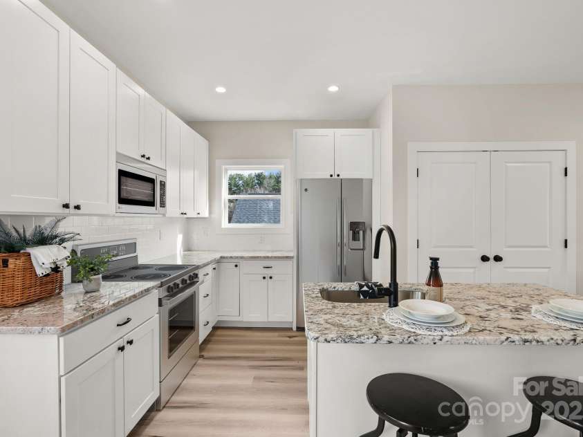 6 Selwyn Place, Asheville, NC 28806.  MLS# CAR4185915, YatesRealty ID 13366. Kitchen appliances photoshopped - appliances on order