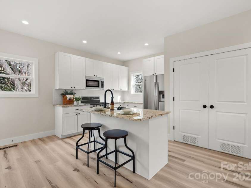 6 Selwyn Place, Asheville, NC 28806.  MLS# CAR4185915, YatesRealty ID 13366. Kitchen island/breakfast bar