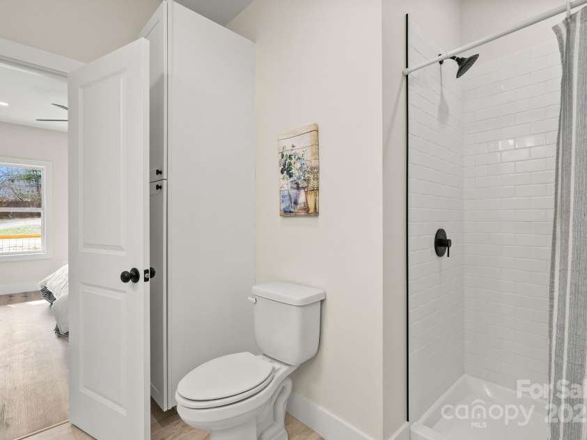 6 Selwyn Place, Asheville, NC 28806.  MLS# CAR4185915, YatesRealty ID 13366. Primary en-suite bath