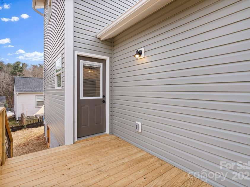 6 Selwyn Place, Asheville, NC 28806.  MLS# CAR4185915, YatesRealty ID 13366. Rear deck off kitchen