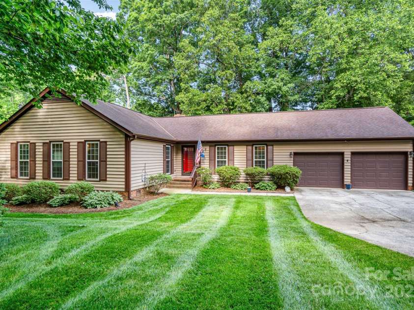 14027 Springwater Drive, Matthews, NC 28105.  MLS# CAR4256903, YatesRealty ID 13369. 