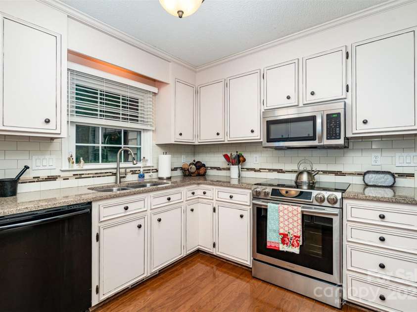 14027 Springwater Drive, Matthews, NC 28105.  MLS# CAR4256903, YatesRealty ID 13369. 