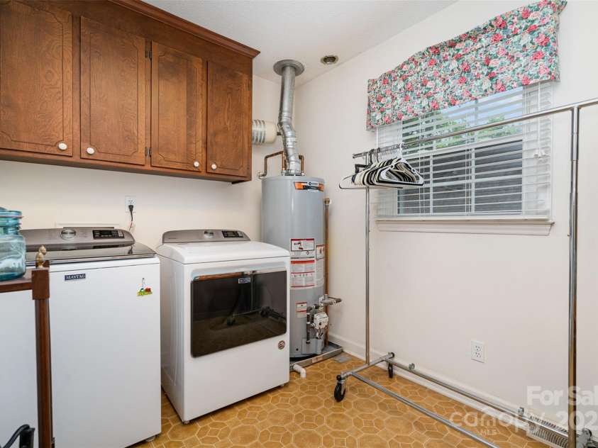 14027 Springwater Drive, Matthews, NC 28105.  MLS# CAR4256903, YatesRealty ID 13369. 