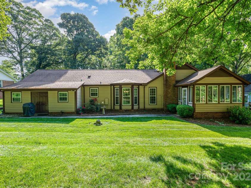 14027 Springwater Drive, Matthews, NC 28105.  MLS# CAR4256903, YatesRealty ID 13369. 