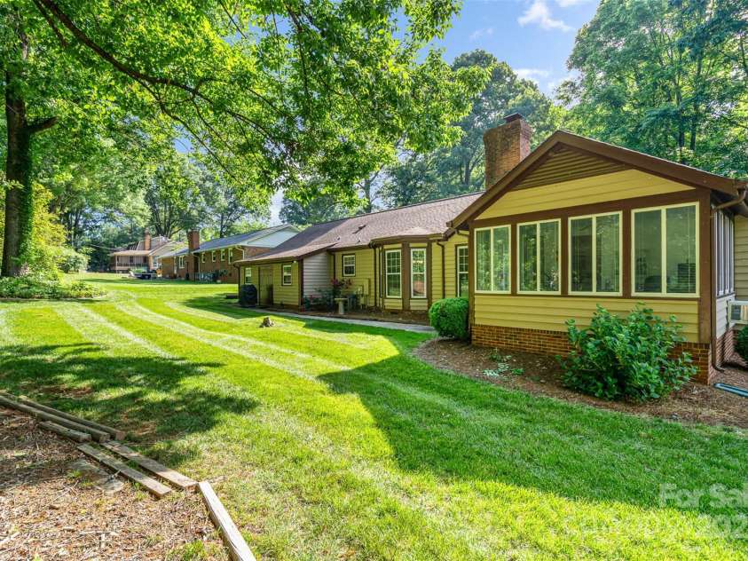 14027 Springwater Drive, Matthews, NC 28105.  MLS# CAR4256903, YatesRealty ID 13369. 