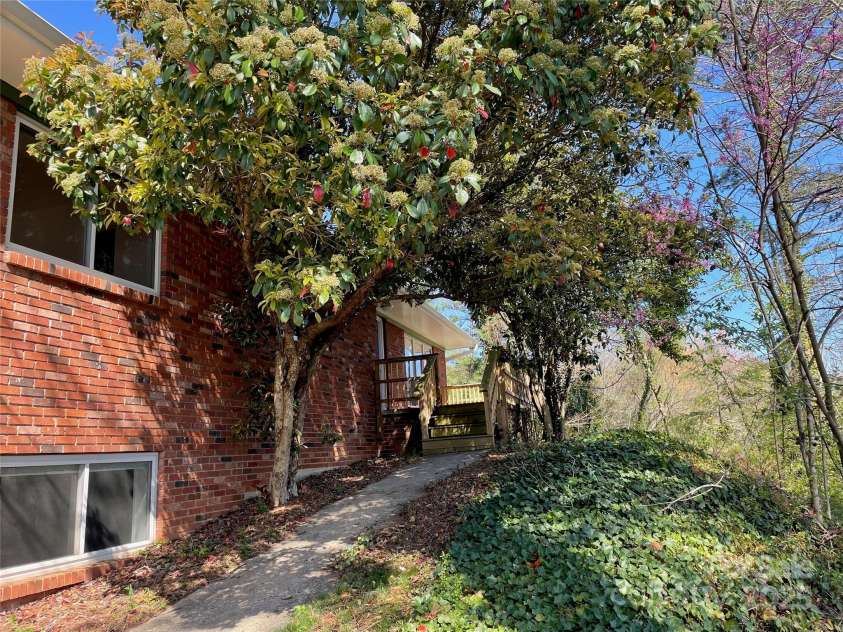 3 Quail Cove Road, Asheville, NC 28804.  MLS# CAR4238049, YatesRealty ID 13373. 