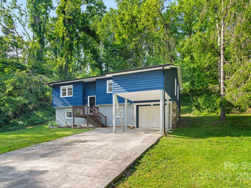 217 Royal Pines Drive, Arden, NC 28704.  MLS# CAR4257398, YatesRealty ID 13374. 