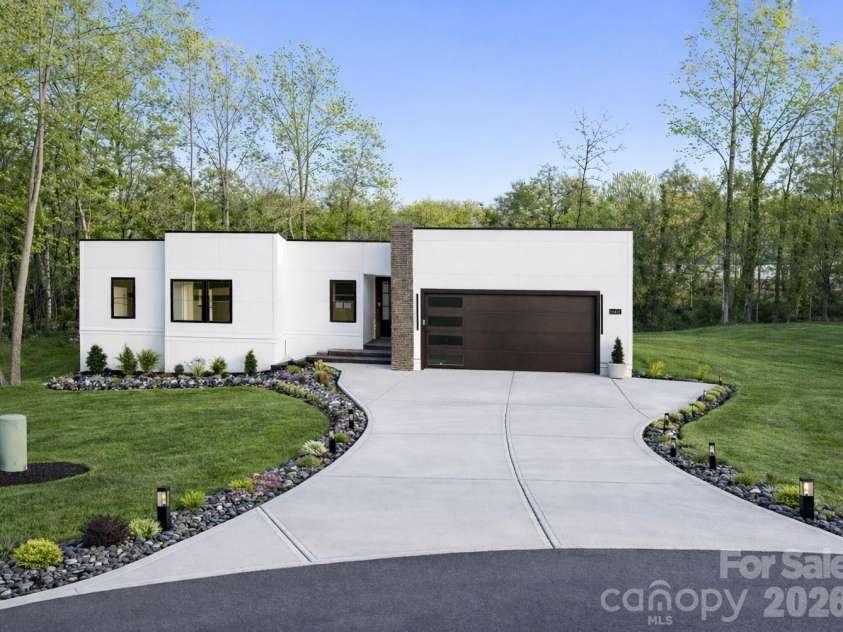2520 27th Avenue Circle, Hickory, NC 28601.  MLS# CAR4366517, YatesRealty ID 13375. 