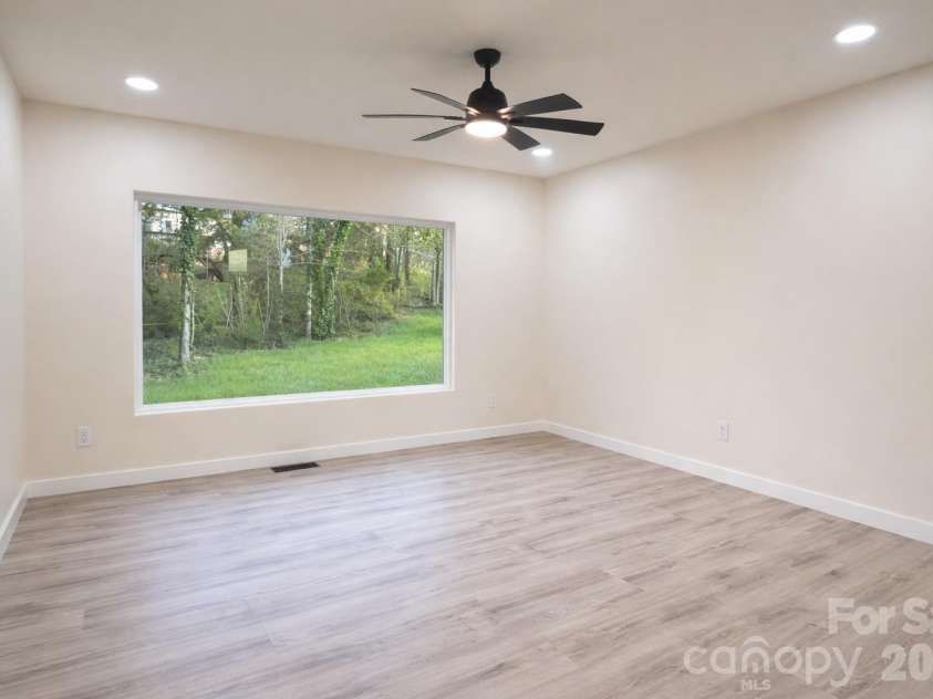 2520 27th Avenue Circle, Hickory, NC 28601.  MLS# CAR4366517, YatesRealty ID 13375. 