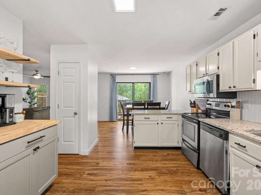 10203 Rockwood Road, Charlotte, NC 28215.  MLS# CAR4367546, YatesRealty ID 13377. 