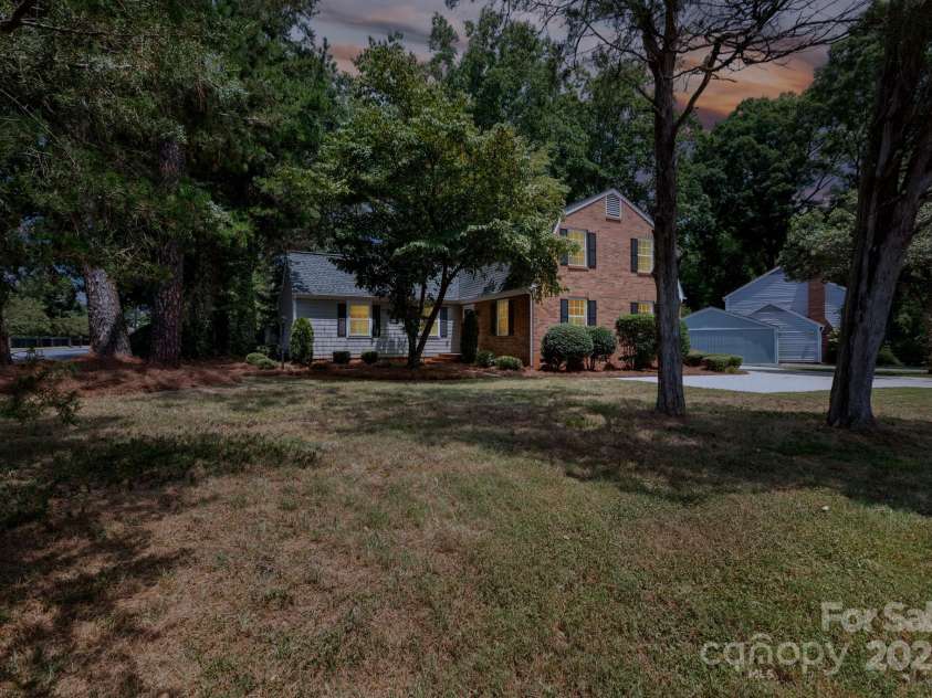 4601 Crooked Oak Lane, Charlotte, NC 28226.  MLS# CAR4286833, YatesRealty ID 13378. 