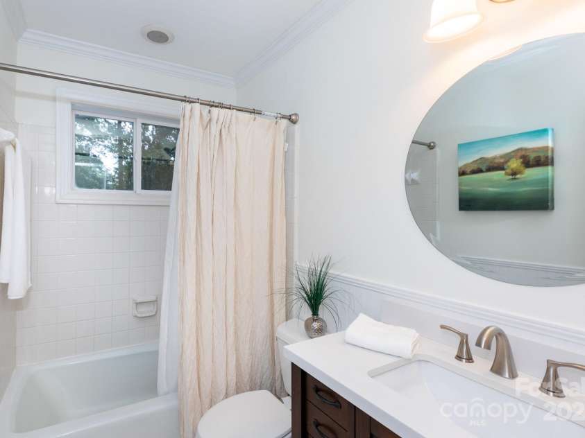 4601 Crooked Oak Lane, Charlotte, NC 28226.  MLS# CAR4286833, YatesRealty ID 13378. 