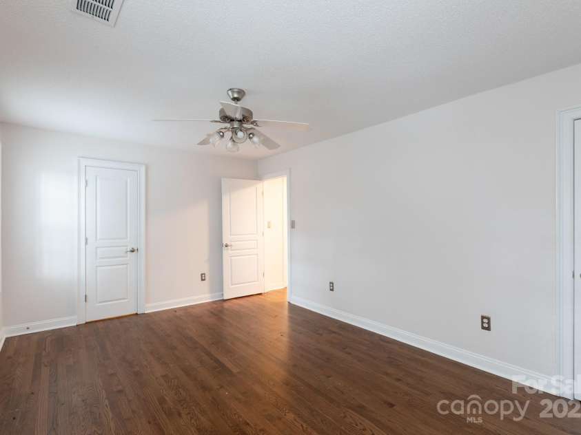 4601 Crooked Oak Lane, Charlotte, NC 28226.  MLS# CAR4286833, YatesRealty ID 13378. 