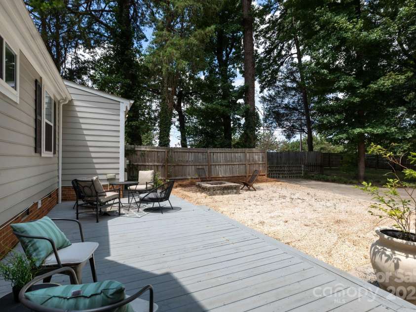 4601 Crooked Oak Lane, Charlotte, NC 28226.  MLS# CAR4286833, YatesRealty ID 13378. 