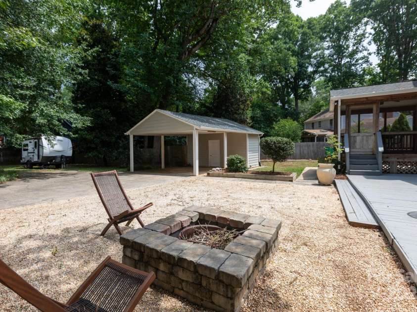 4601 Crooked Oak Lane, Charlotte, NC 28226.  MLS# CAR4286833, YatesRealty ID 13378. 