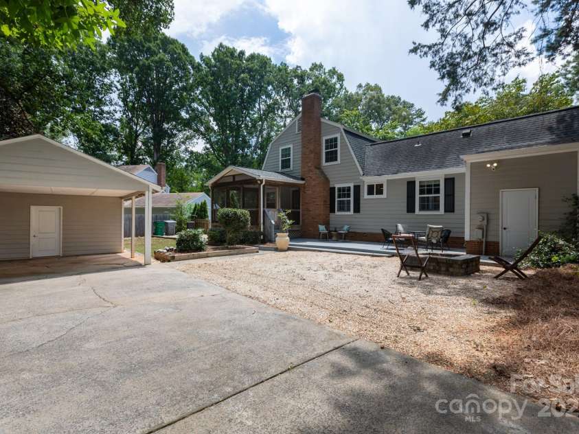 4601 Crooked Oak Lane, Charlotte, NC 28226.  MLS# CAR4286833, YatesRealty ID 13378. 