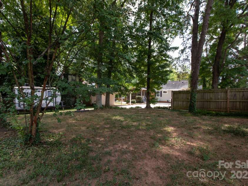 4601 Crooked Oak Lane, Charlotte, NC 28226.  MLS# CAR4286833, YatesRealty ID 13378. 