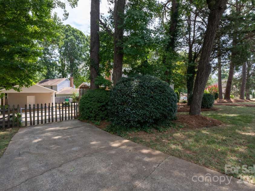 4601 Crooked Oak Lane, Charlotte, NC 28226.  MLS# CAR4286833, YatesRealty ID 13378. 