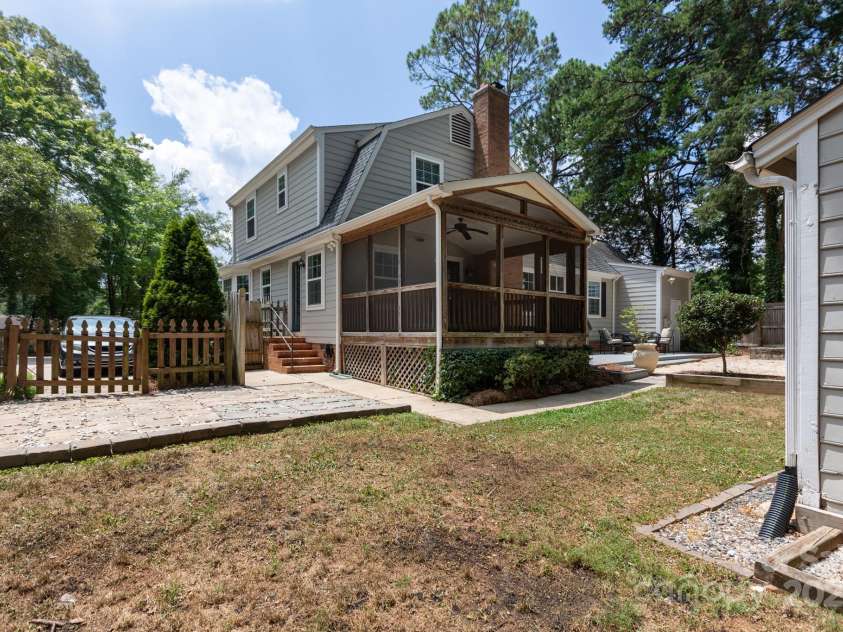 4601 Crooked Oak Lane, Charlotte, NC 28226.  MLS# CAR4286833, YatesRealty ID 13378. 