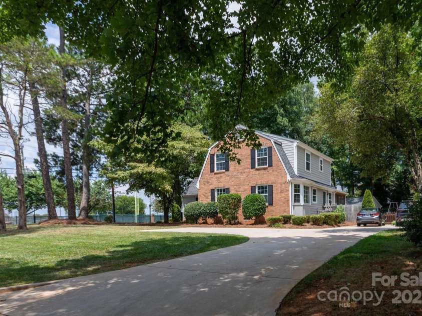 4601 Crooked Oak Lane, Charlotte, NC 28226.  MLS# CAR4286833, YatesRealty ID 13378. 