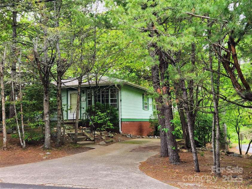 150 Wyoming Road, Asheville, NC 28803.  MLS# CAR4256286, YatesRealty ID 13380. 